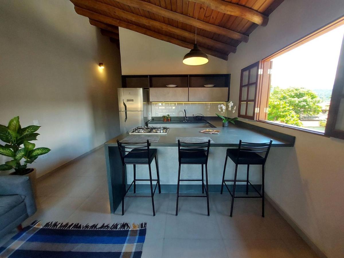 Mamanguá - Flat com Piscina, 50mts da praia, cozinha gourmet, churrasqueira privativa, ar con, WiFi, netflix, garagem Parati Esterno foto